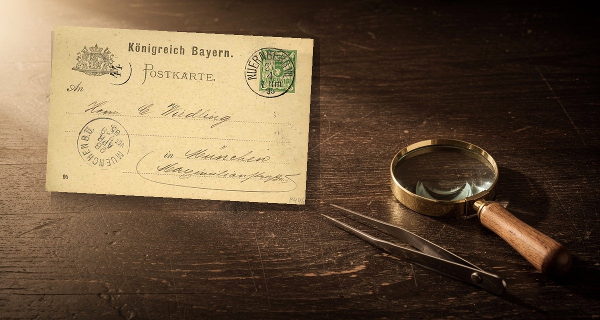 Bayerische Ganzsachen-Postkarte Michel P44/1 von 1895 auf einem alten Holztisch, daneben Lupe und Pinzette