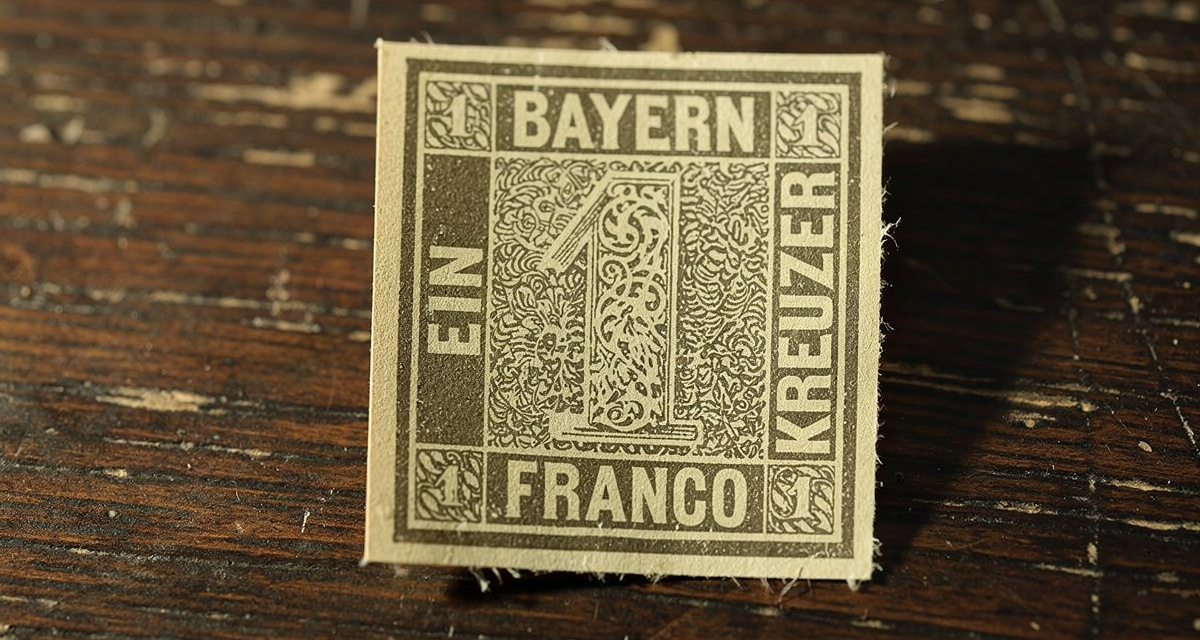 Erste deutsche Briefmarke Schwarzer Einser Bayern 1849, schwarzer Einkreuzer mit Wertziffer 1 und Ornamentrahmen