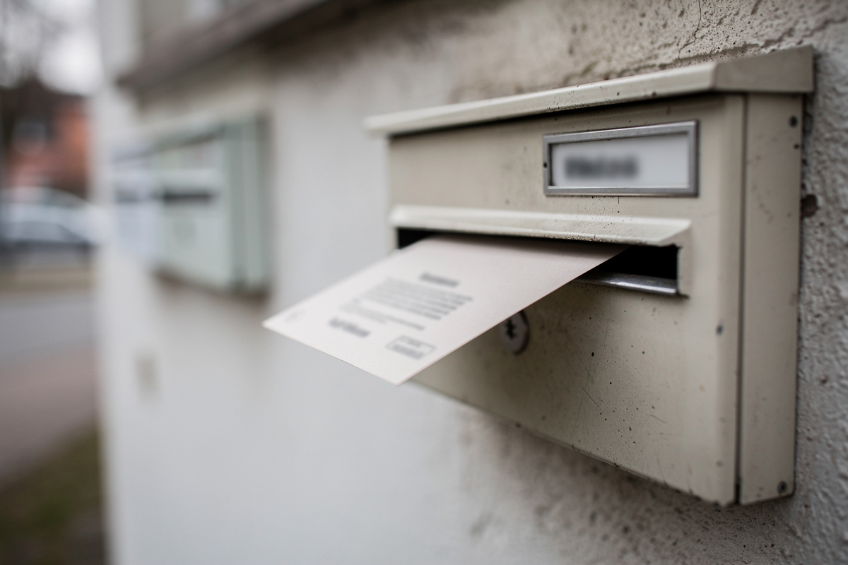 Benachrichtigungskarte steckt in einem privaten Briefkasten