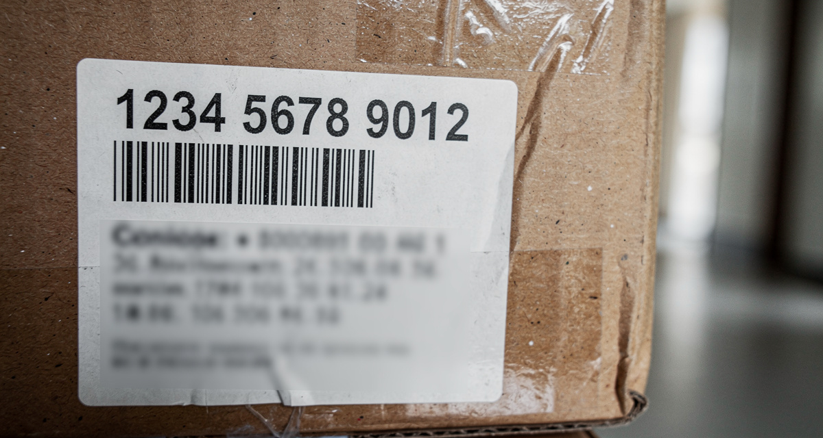 Versandlabel mit Tracking-Nummer und Barcode auf einem Paket