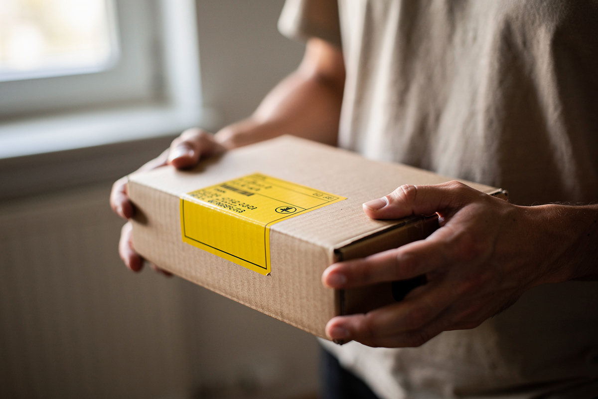 Gelber Zollaufkleber auf einem Paket in Nahaufnahme